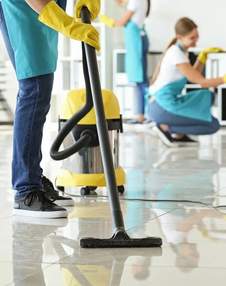 Уборочное оборудование во время работы в помещении